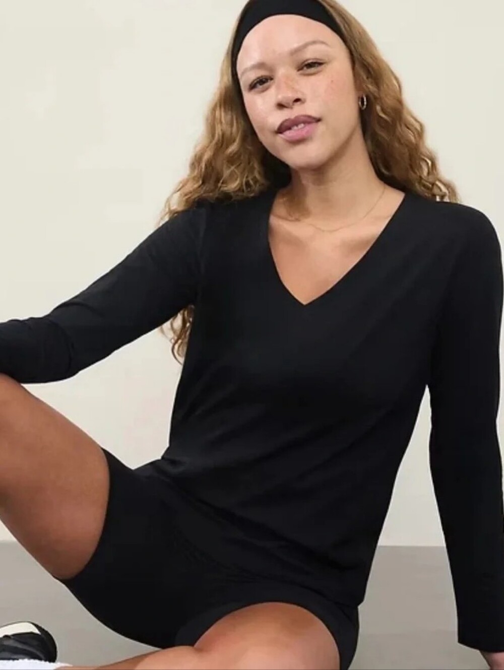 Athleta Essential Long V-Neck Top in Black Size XL